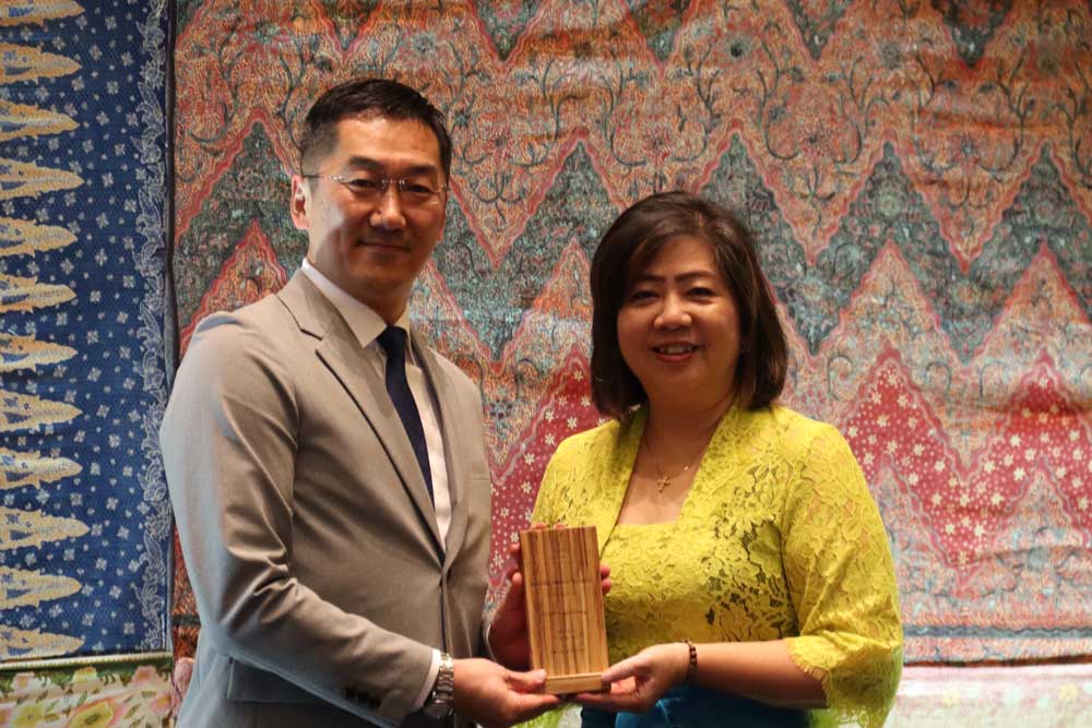 バリ・スパ協会（Bali Spa & Wellness Association）の会長ルル・S・ウィジャヤ氏よりSO.WA Consultancyを代表して高氏が受領した。