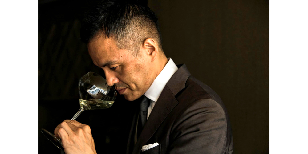 木村好伸氏。ニューヨーク “Megu”でソムリエとしてキャリアをスタート。日本酒ガラディナー等、日本酒文化を海外へ発信した。09年に帰国。東京・南青山のミシュラン二つ星“NARISAWA”で10年間ヘッドソムリエを務め、19年、表参道に寿司店“鮨m”を開業。20年には日本橋の “蟹王府”の立ち上げにも参画。 24年にThe Japan Times 英語版で特集記事が掲載された