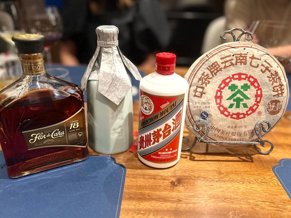 北京ダックと上海蟹をメイン食材に、‟蟹王府“で茅台酒とのペアリングイベントを開催した際には、さまざまなカクテルをクリエイション。画像は茅台酒と紹興酒を、ラムをトリガーにプーアール茶と共にまとめた際のラインナップ。この他に干し蝦のフレーバーを纏わせたり、陳皮の蒸留水と共にしあげるなど、非凡且つ魅力的な木村ワールドのカクテルがいくつも提供された