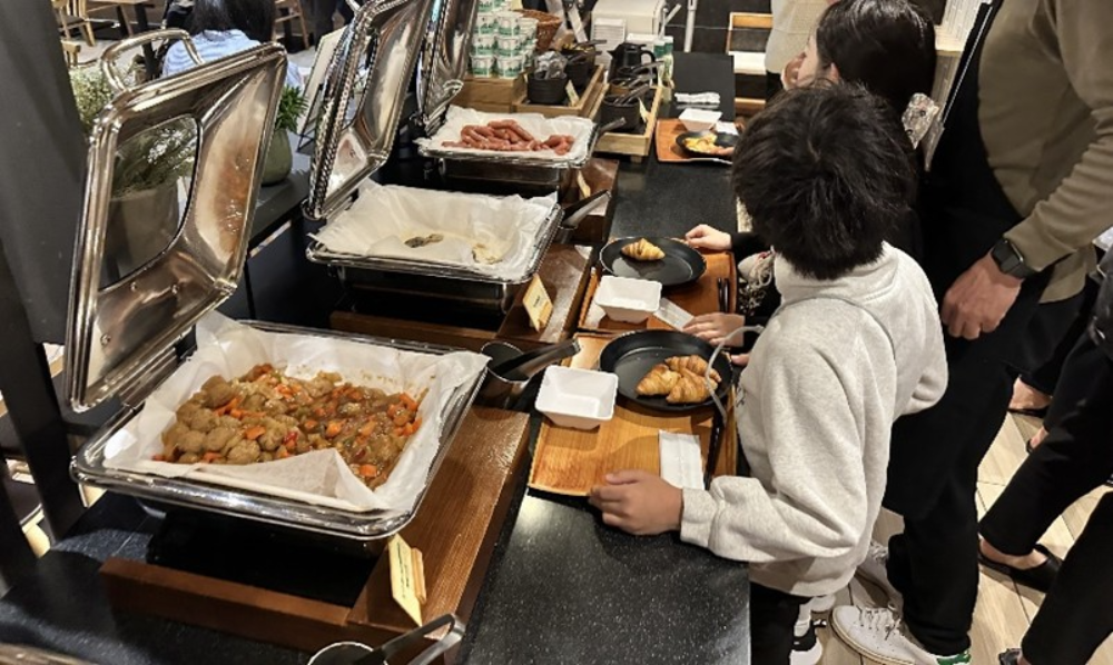 スーパーホテル東京・赤羽駅南口、地元の小学生・中学生を無料で招待した「モーニング子ども食堂」実施