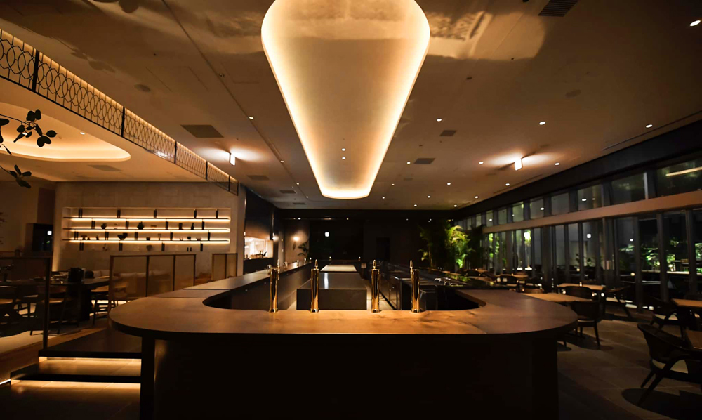 店舗内観。歌舞伎町の喧騒からシックでゆったりとした非日常へと誘う空間は、間接照明や高級感のある家具で設えられ、洗練されたジャパニーズモダンデザインでまとめられている