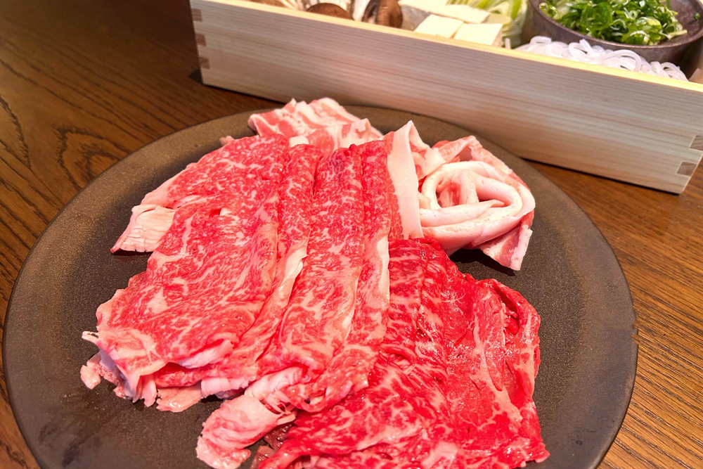 しゃぶしゃぶコースでは、さまざまな肉種や部位ごとの美味しさを楽しむことができる。その美味しさを追求するために、仕入れには徹底したこだわりがあり、部位ごとに産地を変えている。ワンランク上の味わいを楽しみたいお客さま向けには、神戸・松阪・近江牛の食べ比べプレートも用意している