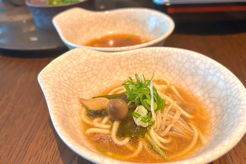 同店でしゃぶしゃぶを食す際は、まずは一杯、出汁を飲んでみて欲しい。また、各食材、特に野菜は、一度は薬味やタレにつけず、ただ出汁によって引き出された素材そのものの美味しさを楽しんでみてほしい。もちろん、すべての素材の旨味が溶けだした〆のおいしさについては言うまでもない