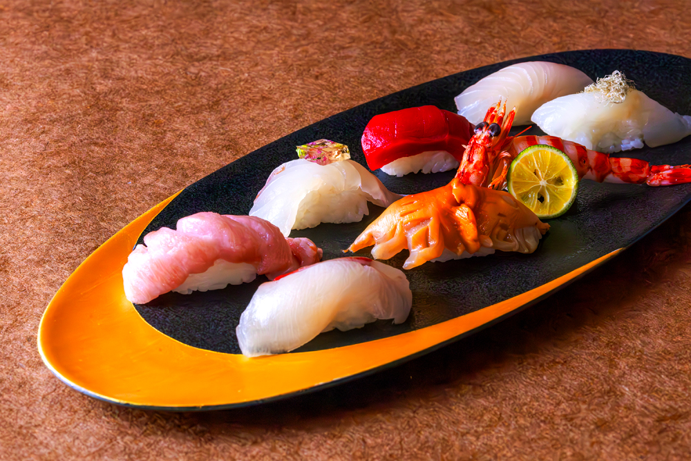 しゃぶしゃぶやすき焼き、ステーキといった肉料理も魅力だが、やはり「SHARI」といえば寿司だ。寿司コースでは王道の江戸前寿司をカジュアルに提供しつつ、遊び心ある創作寿司も提供している。また滋賀県の若手作家の器を用いるなど、プレゼンテーションにもこだわっている