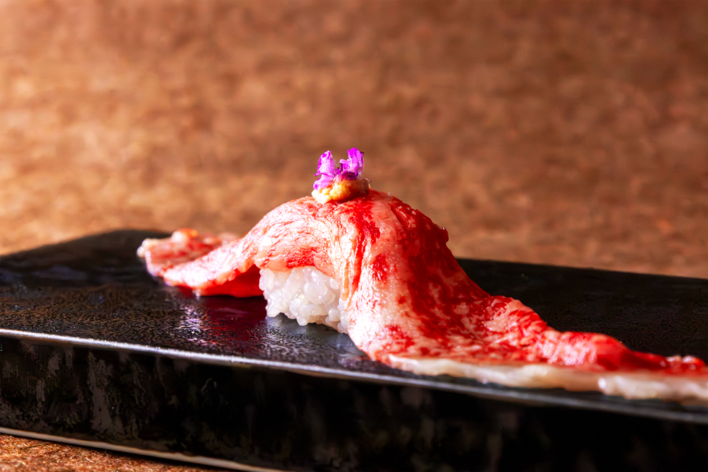 “厳選牛の肉寿司”。口の中にいれると脂の旨味がとけだす。こんな贅沢な一品を出せるのも上質な食材を仕入れているからこそだ。寿司メニューにはこの他にも、“トロ・雲丹・いくら握り”など、「SHARI」らしい華やかなメニューもラインナップしている