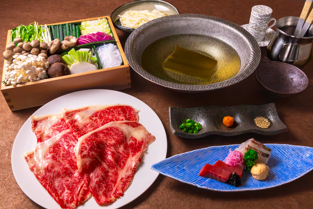 複数あるしゃぶしゃぶコースから、黒毛和牛、赤身、国産豚バラ肉、国産豚ロース肉に野菜が90分おかわり自由に楽しめる‟しゃぶしゃぶコース【華】“。ちなみにしゃぶしゃぶコースで提供されるポン酢も同店オリジナルで提供している
