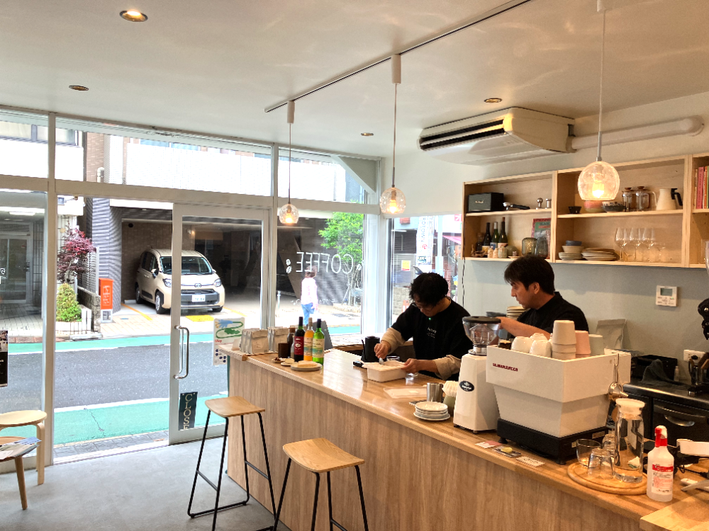 和やか時間が流れる店内。通りすがりの人がふらっと立ち寄れる雰囲気も魅力だ