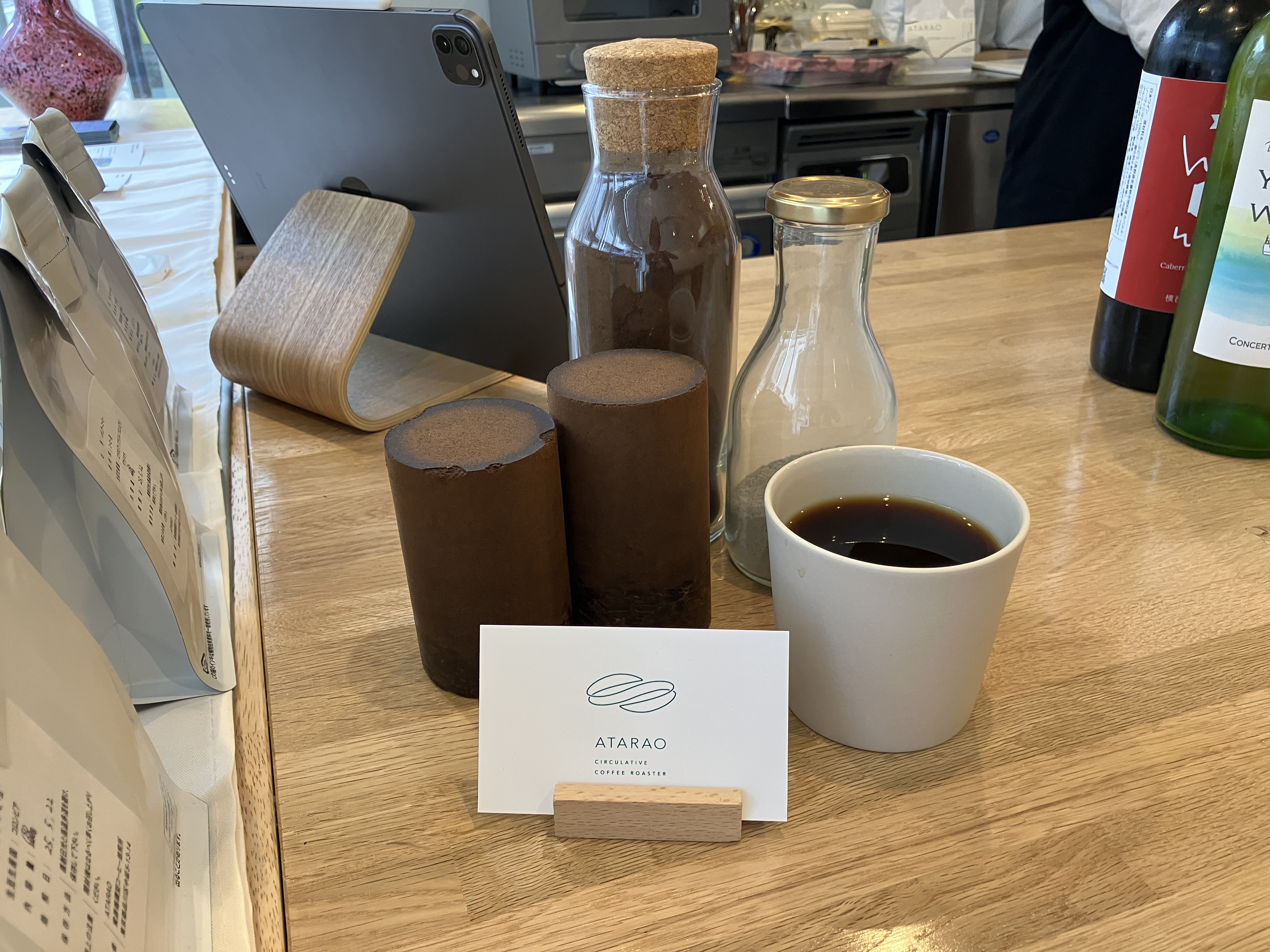 ATARAOのスペシャルティコーヒー。注文ごとにハンドドリップで丁寧に淹れたコーヒーは程よい苦みとフルーティな香りを楽しめる。画面左がコーヒーかすを固形化したもの。イベントでは実際に循環する過程についての理解を深められた