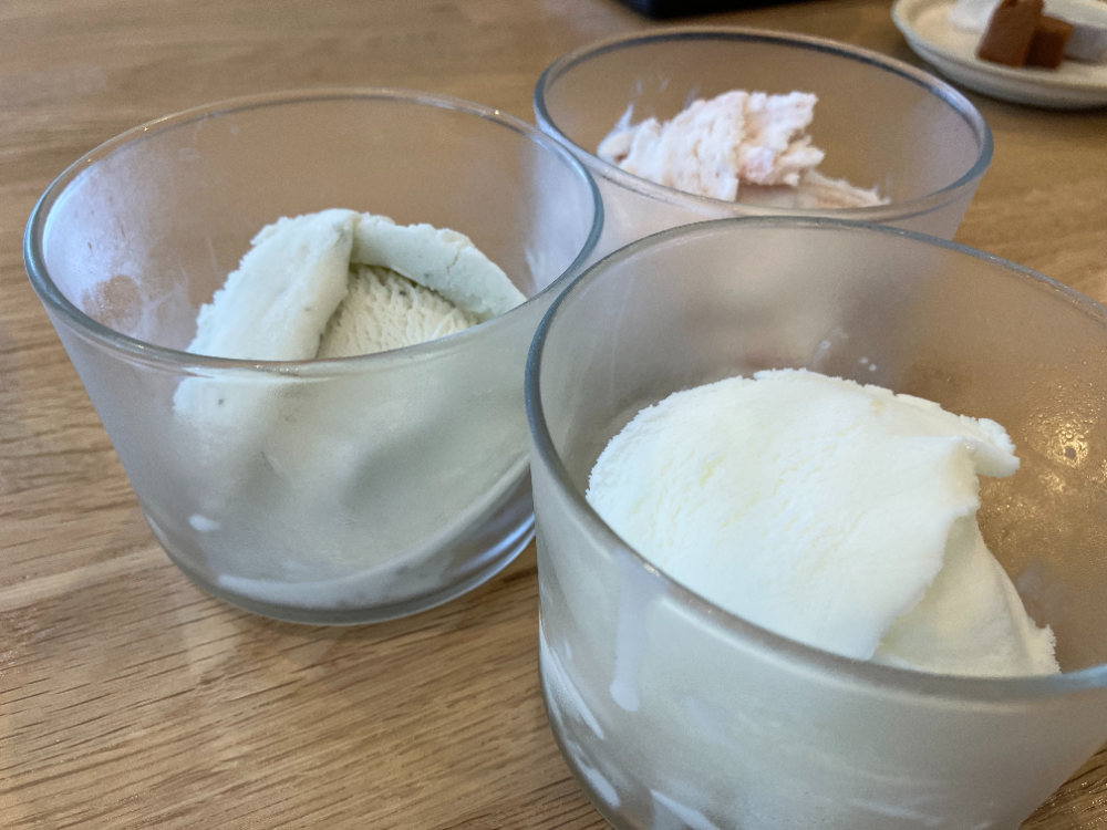 高秀牧場のジェラート。画面右手前から、「ミルク」、「ブルーチーズ」「イチジク」。「ブルーチーズ」は今回のイベントでその美味しさと濃厚さで大変話題となったジェラート