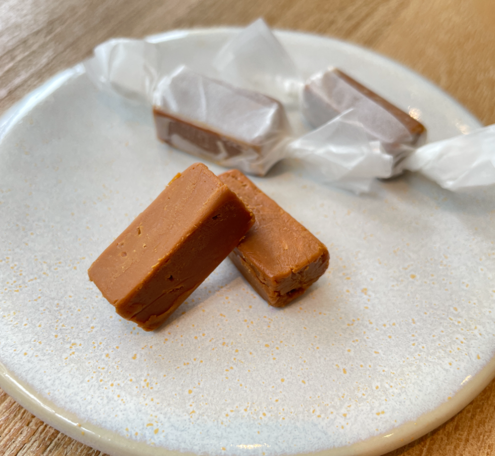 高秀牧場の「ブラウンチーズ」、チーズの製造過程で捨てられがちなホエーを無駄にせずじっくりと煮詰めて出来上がったチーズ。砂糖不使用だがまるでキャラメルのような濃厚さを楽しめる。コーヒーのお供にも最適