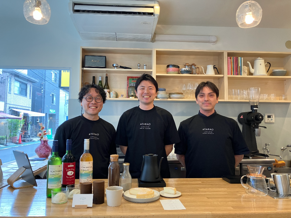 左から、助っ人の寺田氏、「ATAROA」代表・青木氏、COVE COFFEE ROASTERS代表・山本氏