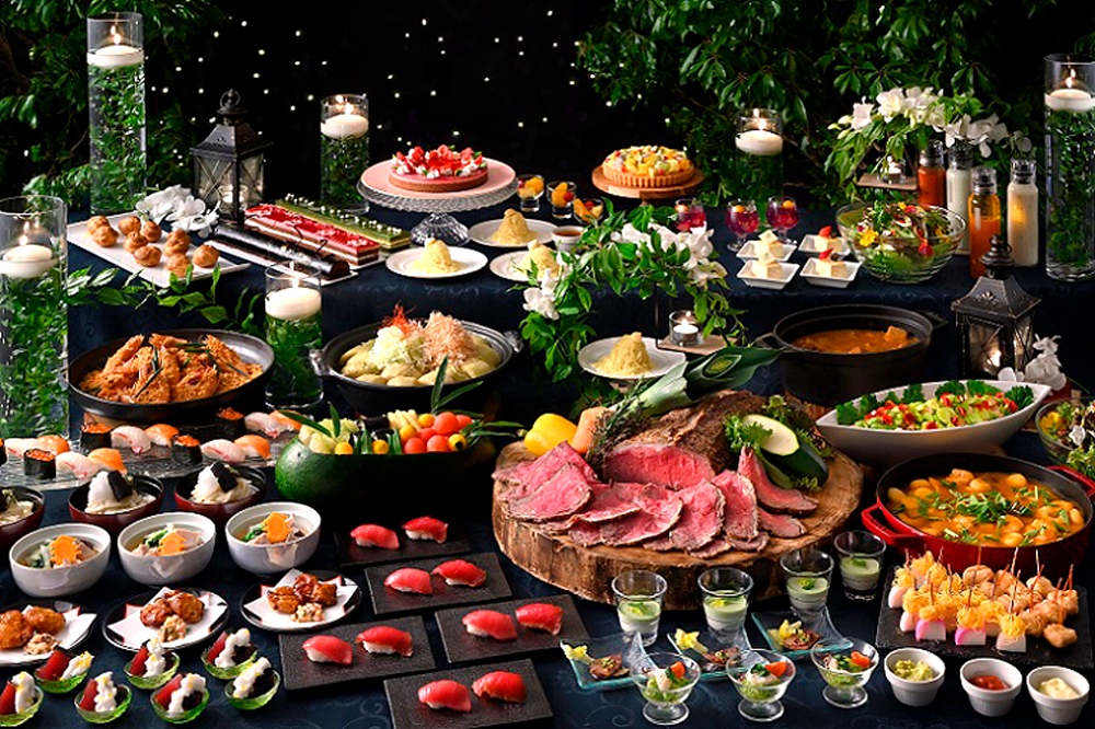‟ほたるの夕べ“開催中は、館内のさまざまなレストランやイベントで蛍をテーマにした料理が提供される。‟ディナービュッフェ”。メニューには、東広島の名物料理‟美酒鍋“や広島県の八朔で作られたリキュールを使用した‟蛍の光”など、三重塔にちなんだものや、お子さまむけにホテル椿山荘東京オリジナルキャラクターのほたる支配人が刻印されたハンバーガーなどもある