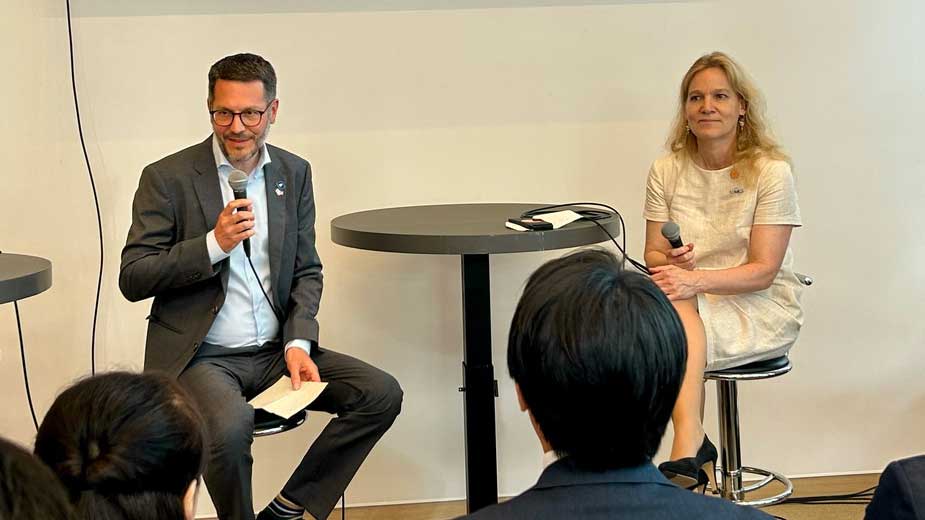 Booking.com渉外部門最高責任者ピーター・ロックビラー氏と大阪・関西万博のオランダ外務省アイノ・ヤンセン氏
