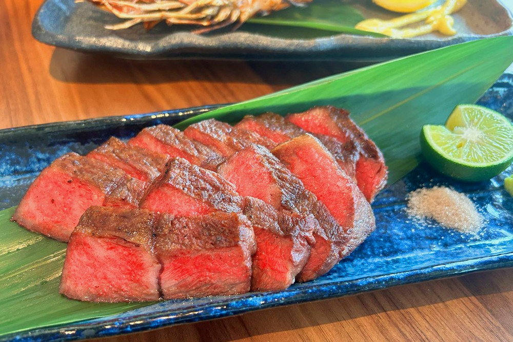 炭火焼では肉も焼き上げる。‟希少黒毛和牛東京ビーフの炭火焼“。東京で育てられた”東京ビーフ”を炭火でレアに焼き上げた逸品。同店を訪れた際にはぜひ食してもらいたい。