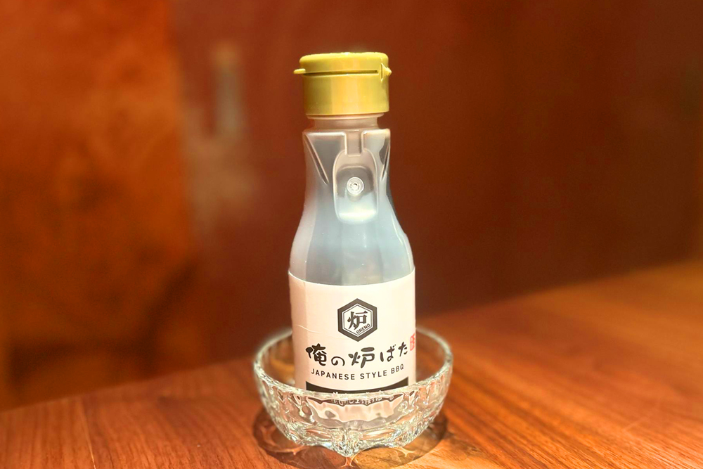 各テーブルに用意されている‟俺の炉ばた醤油”。基本的に提供される料理は素材の味を活かす味付けがなされて提供されるが、この醤油を数滴たらすことで新たな美味しさに出会う味変になる