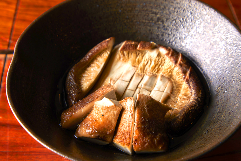 ‟幻の特大椎茸 天恵菇(てんけいこ)“。軸まで美味しく食せる、旨味あふれる一品。一見、蒸しアワビと見まごうほどの質感とボリュームがあり、食感もしっかりとしている。そのまま食べるもよし、‟俺の炉ばた醤油”を1,2滴かけて食べるもよしだ