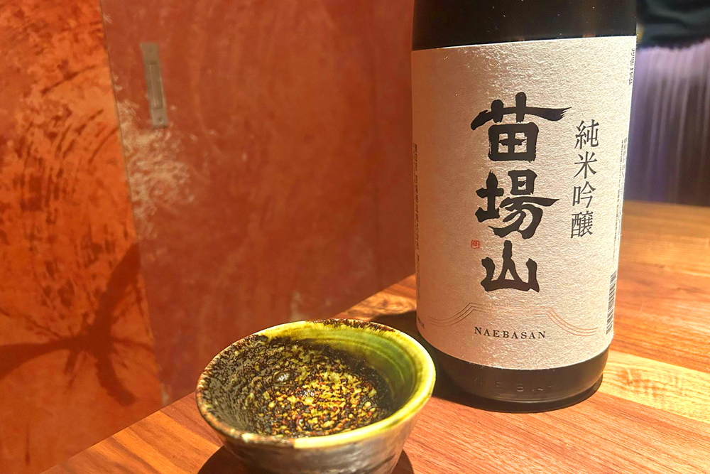 ‟なみなみ日本酒苗場山“。‟俺の”シリーズでは定番の名物なみなみは、‟俺の炉ばた“ でも健在!本ブランドでは和食に合わせて日本酒も‟なみなみ”だ