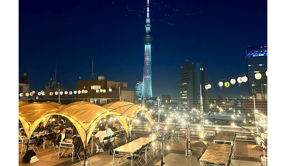 同施設からは東京スカイツリーⓇが間近に見ることができる。日中もその姿は迫力があるが、日没後にライティングが点灯するとそこに華やかさも加わり、気持ちもより盛り上がる。ライティングスケジュールは同タワーHPから確認できるので、好みのライティング演出にあわせて訪れるのも、「お祭りBBQ ビアガーデン 浅草エキミセ屋台村」ならではの楽しさだ