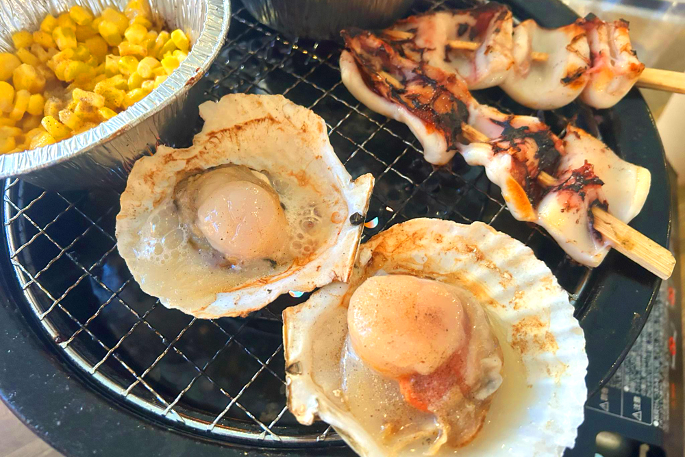 同コースからホタテとイカ串。いずれも美味しく、また食べやすい食材が選ばれているのが嬉しい