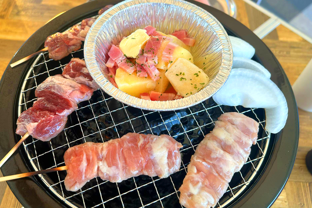 こちらも同コースからジャーマンポテト、焼き野菜、国産豚ハラミ串、国産鶏もも串。焼いた肉は同社オリジナル開発のタレにつけて食す。このタレも非常に美味しく、お客さまからは商品化を望む声も多いという