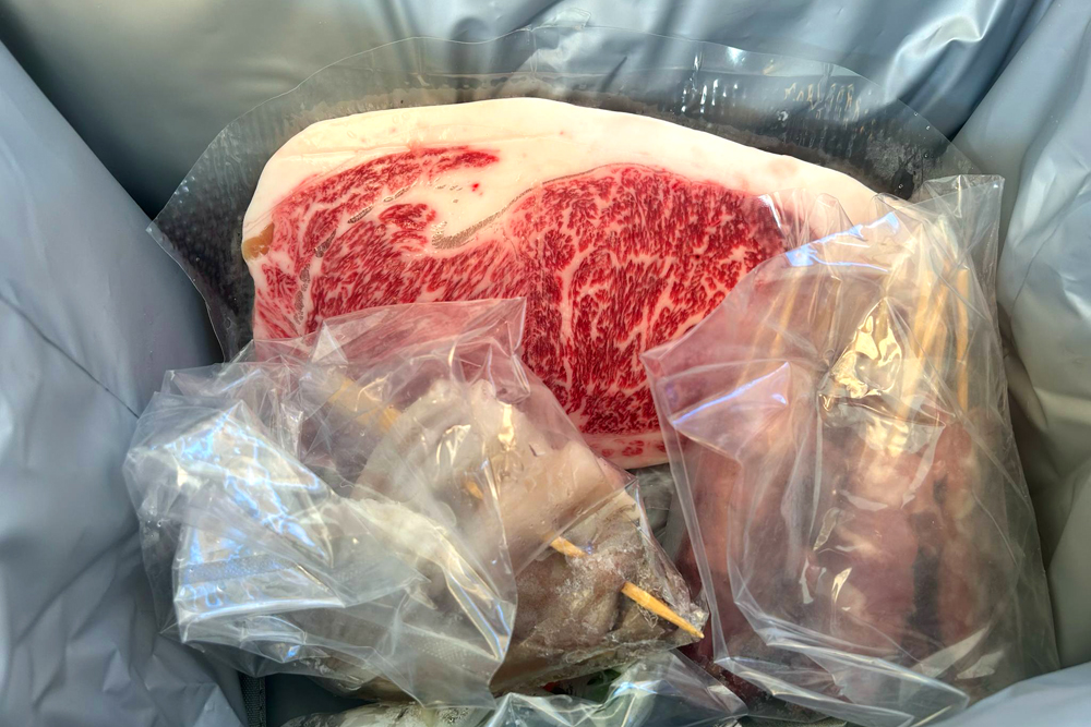BBQ用の食材は、冷凍された状態でクーラーボックスに詰められて各テーブルに届けられる。夏場の気温を考慮すると、衛生面にベストなセットアップだ