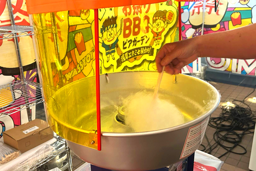 屋台内には綿菓子機も設置されており、グラニュー糖をマシンに入れるところから、綿菓子づくりを体験することもできる。動画映え確実なコンテンツだ