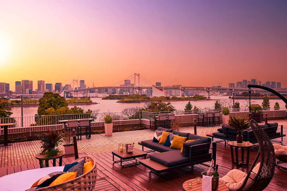 “マジックアワー”とも評される、夕日にそまる東京湾。目の前に広がるその景色は、息をのむほどに美しく、刹那の輝きを放つ。そんな景色をパノラマで一望できる「テラスラウンジ」で過ごす時間は、夏ならではの贅沢だ