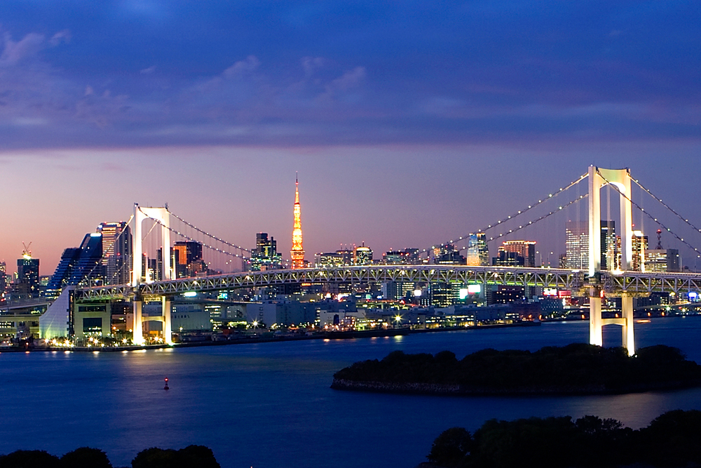 「ヒルトン東京お台場」で体験できる贅沢な時間は、アフターサンセットも続く。レインボーブリッジや東京タワーのライトアップと共に望む東京の夜景は、一年を通して同施設で楽しめる景色だが、夏夜を感じながら、テラス席や“エグゼクティブラウンジ”から眺めるのも一興だ