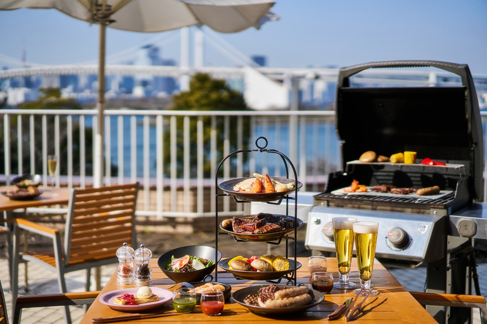 「アブレイズ」では、毎年好評のテラスBBQを今年も開催。東京湾を望む開放的なロケーションで、黒毛和牛やトマホーク、オマール海老など豪華食材を盛り込んだ定番コースや、人気の肉の食べ放題プランを楽しめる。ドリンクのフリーフロー付きで、夕景や夜景を眺めながらゆったりとすごせるのも嬉しい(提供時間はHP要確認)