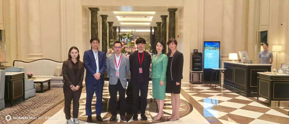 THE AMBER PRIMEのロビーにて記念撮影。写真中央が筆者で、両サイドはファーウェイ社の関係者