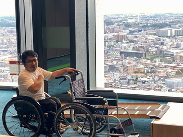 屋内の車いす体験は上原大祐氏が講師に