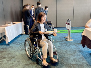 車いすを用いたサポート走行:車いすを使用しながらブッフェ体験