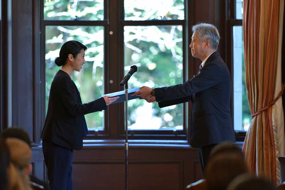 杉山亮社長（写真右）が表彰状を手渡している様子