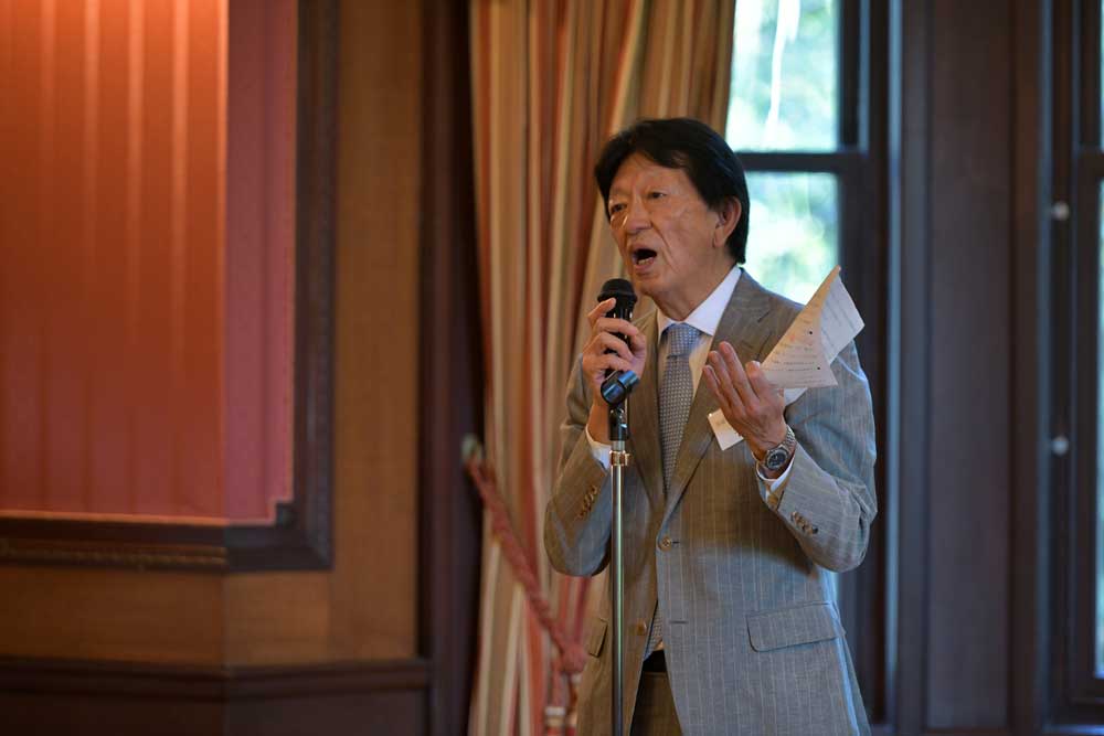 雀部優会長がハッピーカードを読み上げている場面