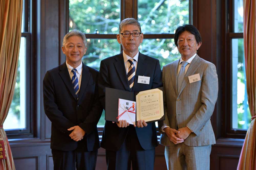 THE BEST HOTELとして表彰された三井ガーデンホテル柏の葉パークサイド総支配人の斉藤学氏（写真中央）、雀部会長（写真右）、杉山社長（写真左）