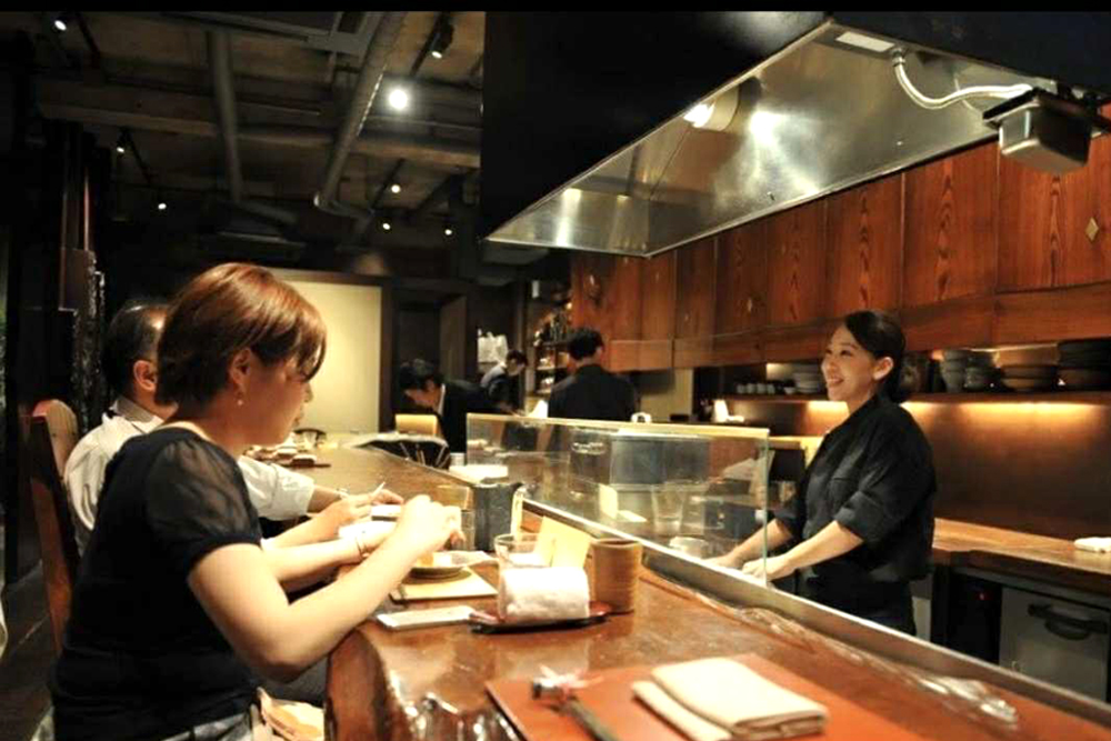 「暗闇坂宮下」時代の一コマ。確かな腕前とその人柄から、多くのお客さまから愛される板前として活躍していた。「grisgris」に足を運んでくれる当時のお客さまもいるという