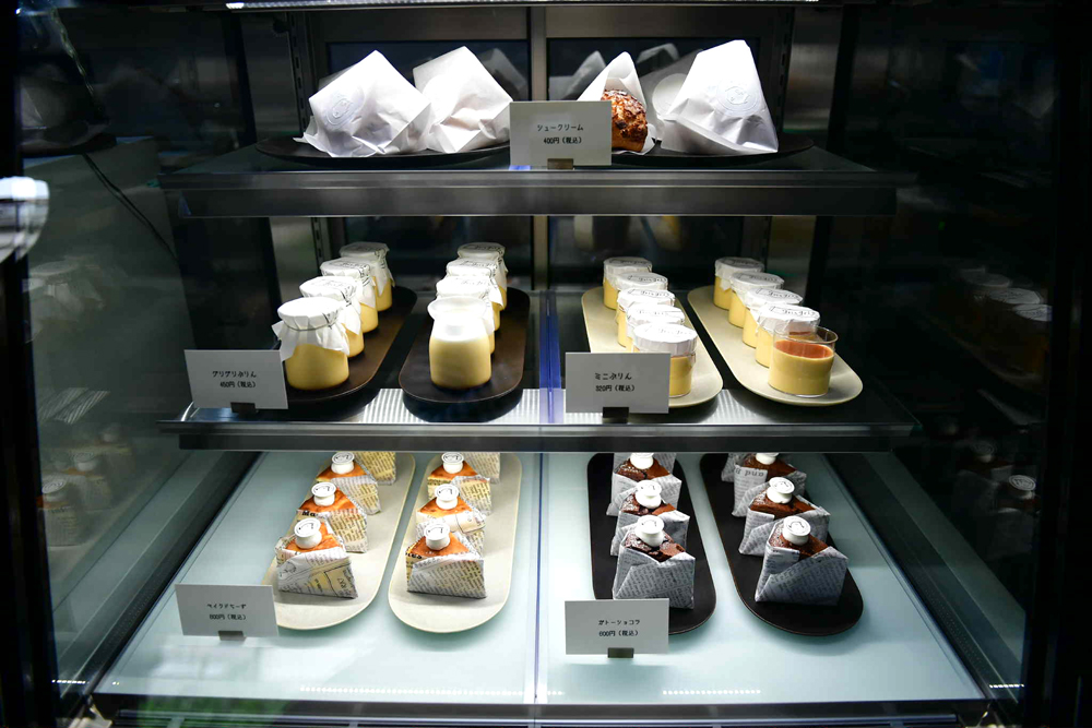 子どもたちの未来につながる店舗づくりも「grisgris」のテーマだ。なるべくプラスチック製品を使わないようにと、ケーキはフィルムではなくワックスペーパーで包み、プリンの蓋は紙にする、包装用の箱も蝋引紙袋にするといった工夫をしている