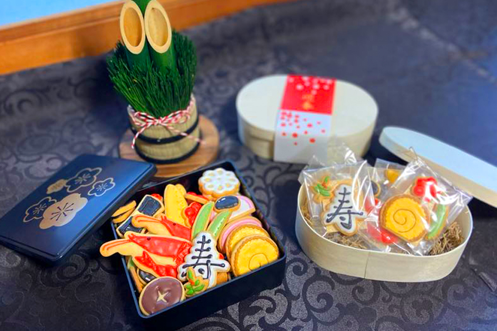 クッキーのアイシングも得意だ。画像は毎年子どもたちが楽しみにしているお正月の祝い菓子。板前時代はお客さまの食卓に上るお節を毎年作っていたが、プライベートなお正月では料理だけでなく、お菓子でもお節を作る