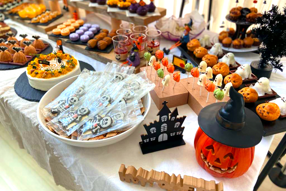 イベント菓子では、ホームパーティ用にスイーツビュッフェを作ることも。画像は自宅で開いたハロウィンパーティの際のもの。今回画像で紹介したジャンルの他に、飴細工やキャラパンなども注文可能だ