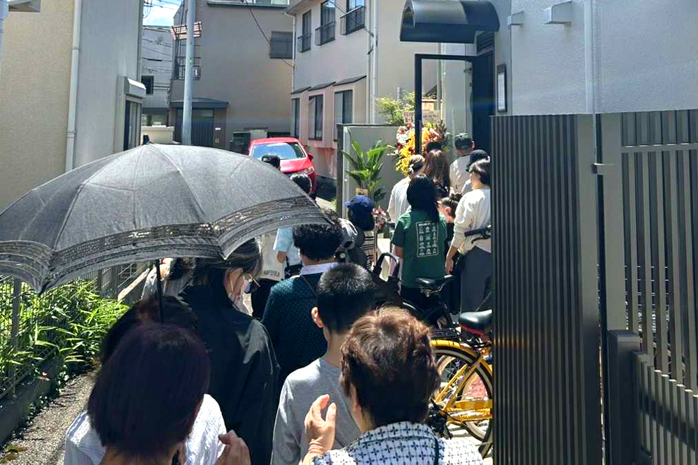 営業日には毎回、開店前から行列ができる「grisgris」。ママ友や子どもたちの同級生も数多く買いに来てくれるといい、中にはみずからケーキのイメージを絵に描いて相談にきてくれるお子さまもいるそうだ