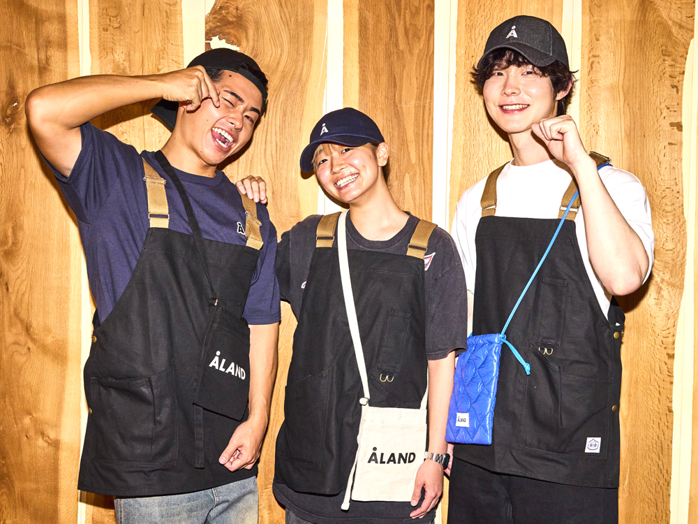 「ALAND」とのコラボは店舗スタッフの装いにも反映。同ブランドが提案する韓国ストリートファッションを取り入れたスタイリングで、韓国の食文化とファッションが溶け合うような体験型ダイニングを演出した