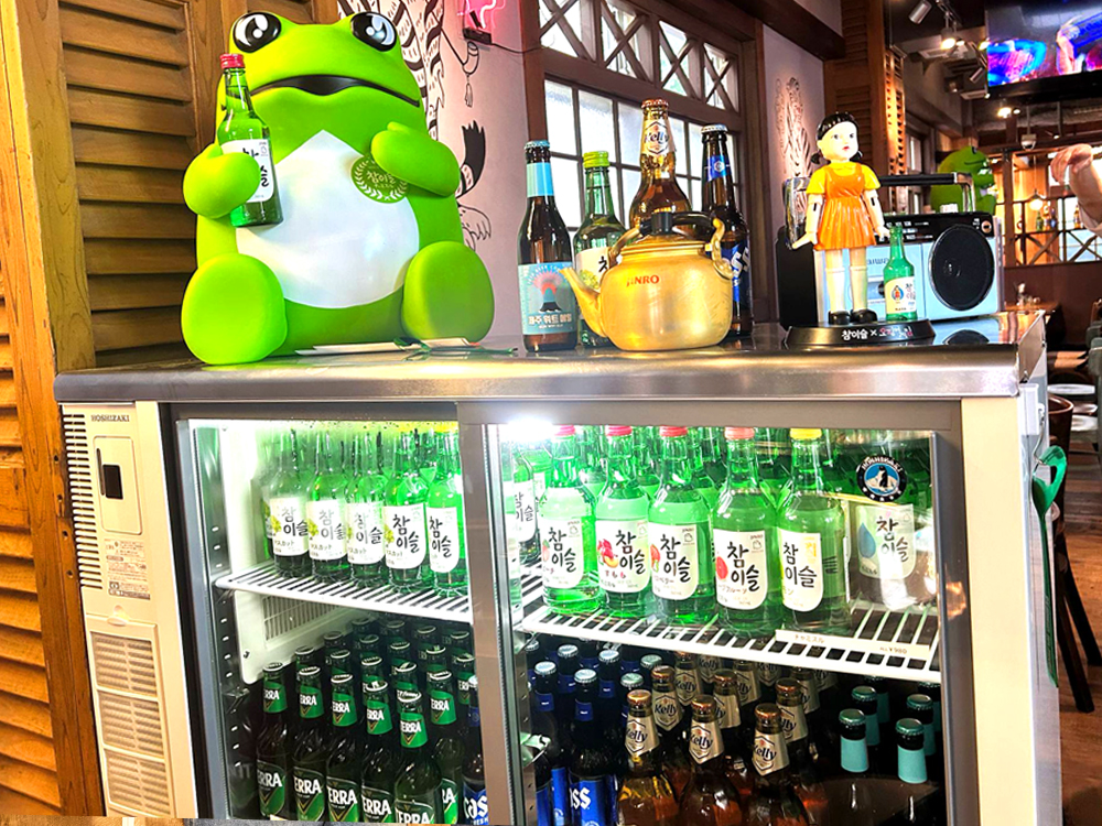 ビールやチャミスルは注文のほか、冷蔵庫からお客さま自身で取り出して楽しむこともできる。ラインナップは新大久保の韓国系店舗にも引けを取らず、TERRA、Kelly、CASS、さらにはチェジュビールまで揃っている