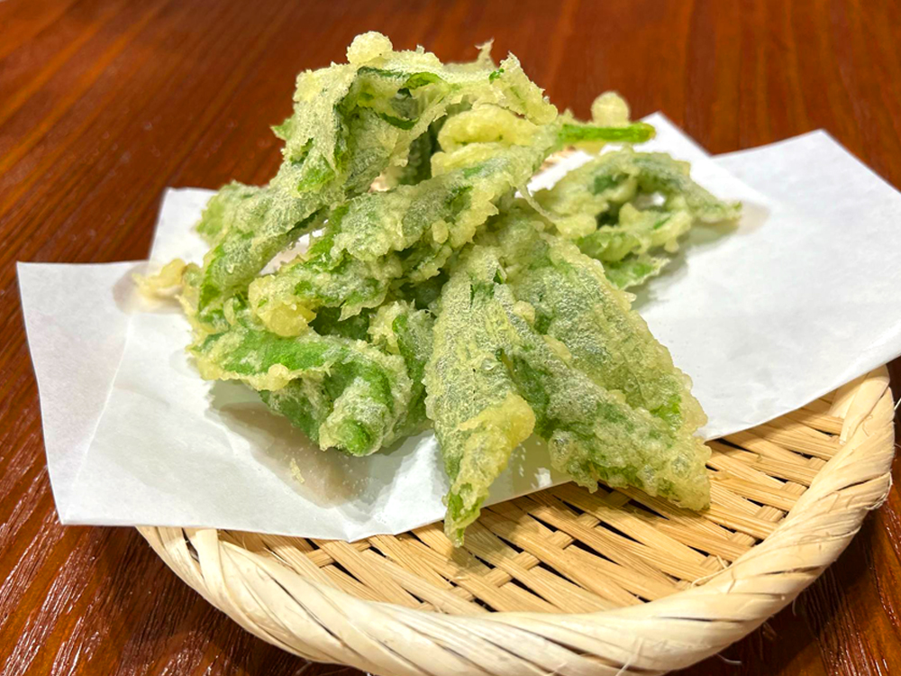 八丈島グルメの片翼と担うといっても過言ではない‟明日葉の天ぷら“。ポテトチップスに似た味わいで、お酒のお供として最強のメニューだ