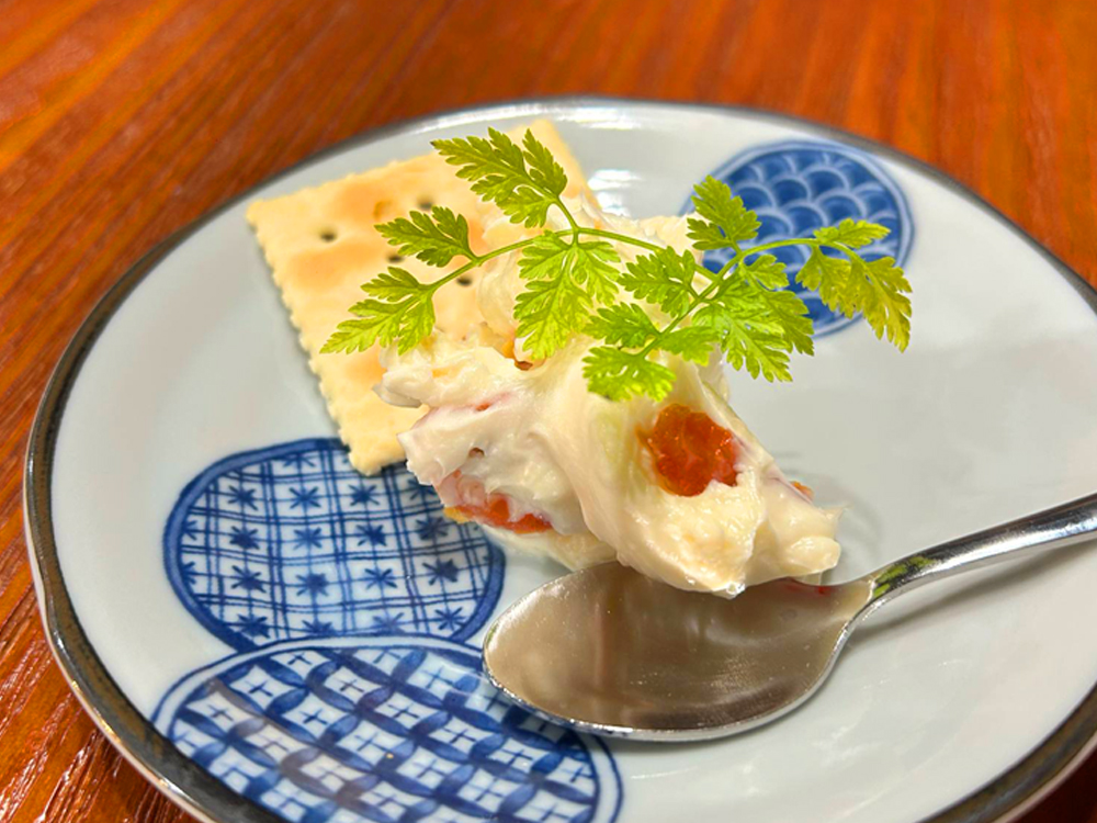 ‟塩ドライトマトクリームチーズ“。こちらは秋田産のドライトマトを用いた一品。島焼酎の古酒である‟江戸酎”など、味がこってりとした焼酎に合う