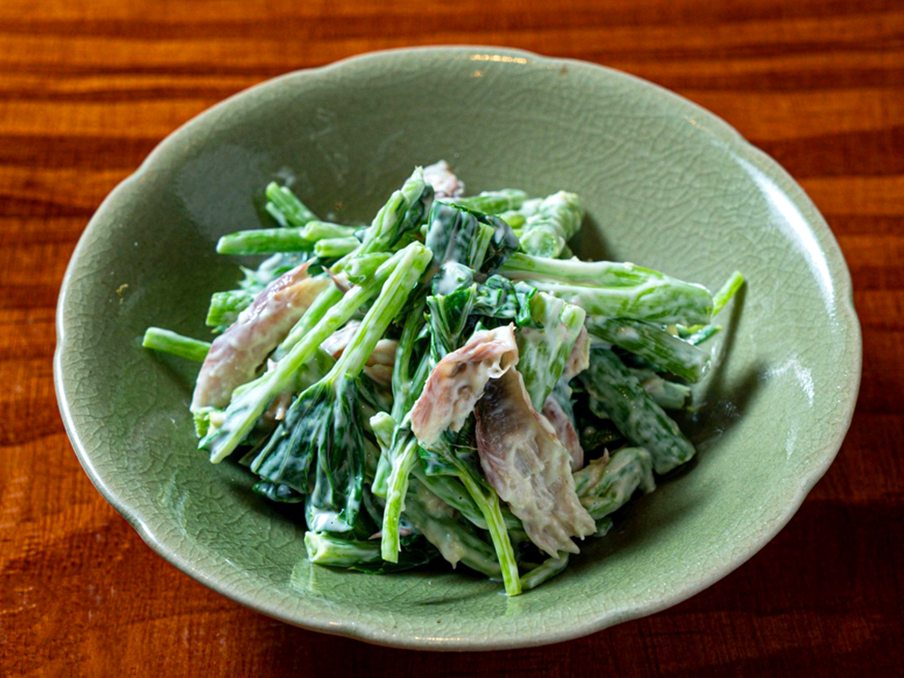 本場のくさやを使った‟明日葉くさやマヨネーズ“！八丈島の二大食材である明日葉とくさやをマヨネーズで和え、食べやすくした一品