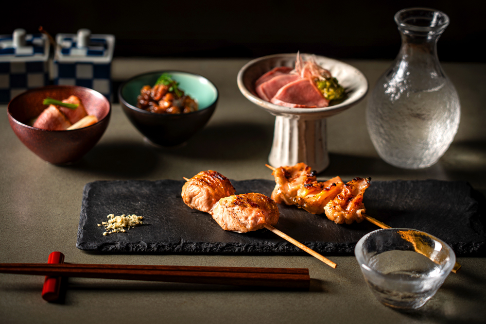 ‟おまかせコース“イメージ。‟幕開け”はおばんざい5種に焼鳥5種。‟大詰め“はそれに細巻2種とデザートがつく。焼鳥はそれぞれが味付けされた状態で提供され、5本でもしっかり満足できるボリュームだ