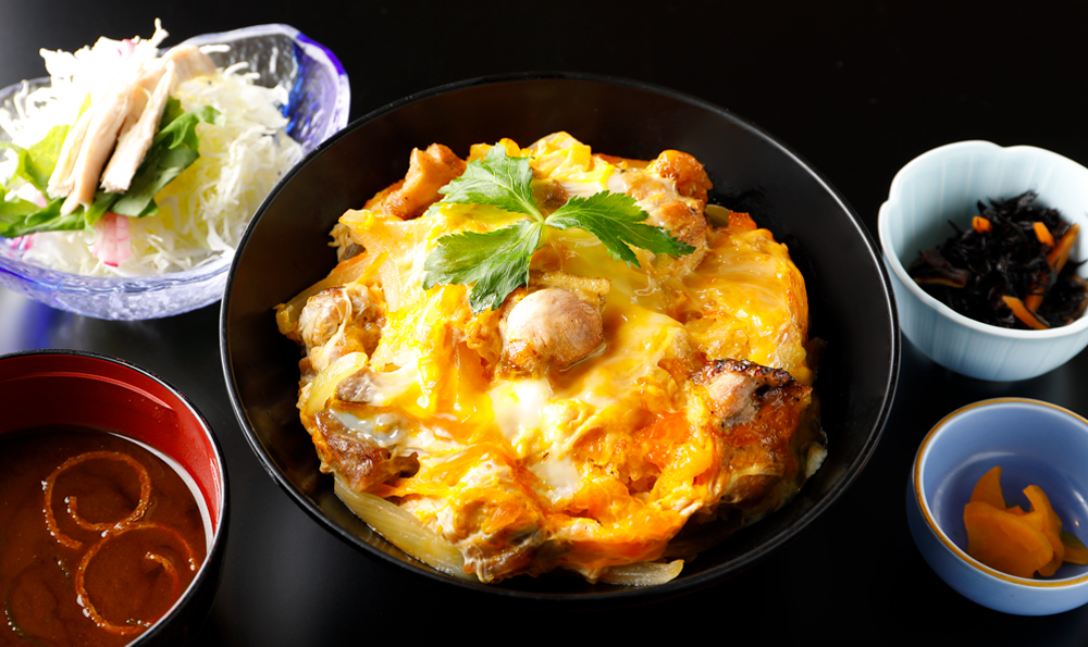 一日3羽しか出荷されない200日飼育の極上名古屋コーチンを用いた親子丼。日本に一軒しかない養鶏場が育てた極上名古屋コーチンを食べられるのは一鳳グループの中でも銀座店のみだ