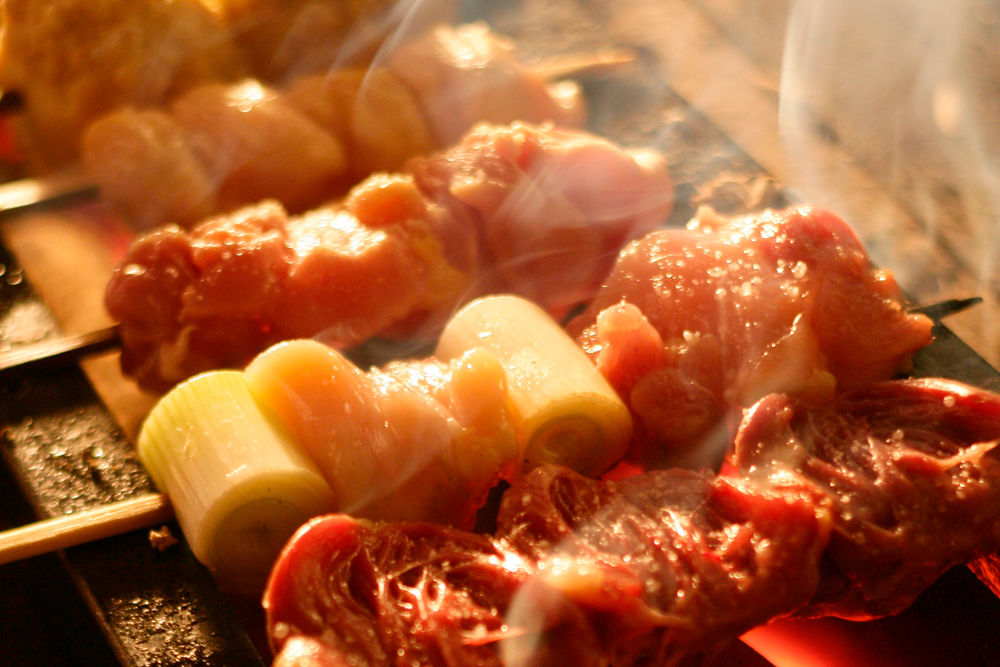 同店を訪れたらぜひ、丁寧に炭火で焼かれた焼鳥もぜひ、味わってもらいたい。いずれも肉質がしっかりとしており、噛むほどに名古屋コーチンの滋味を堪能することができる