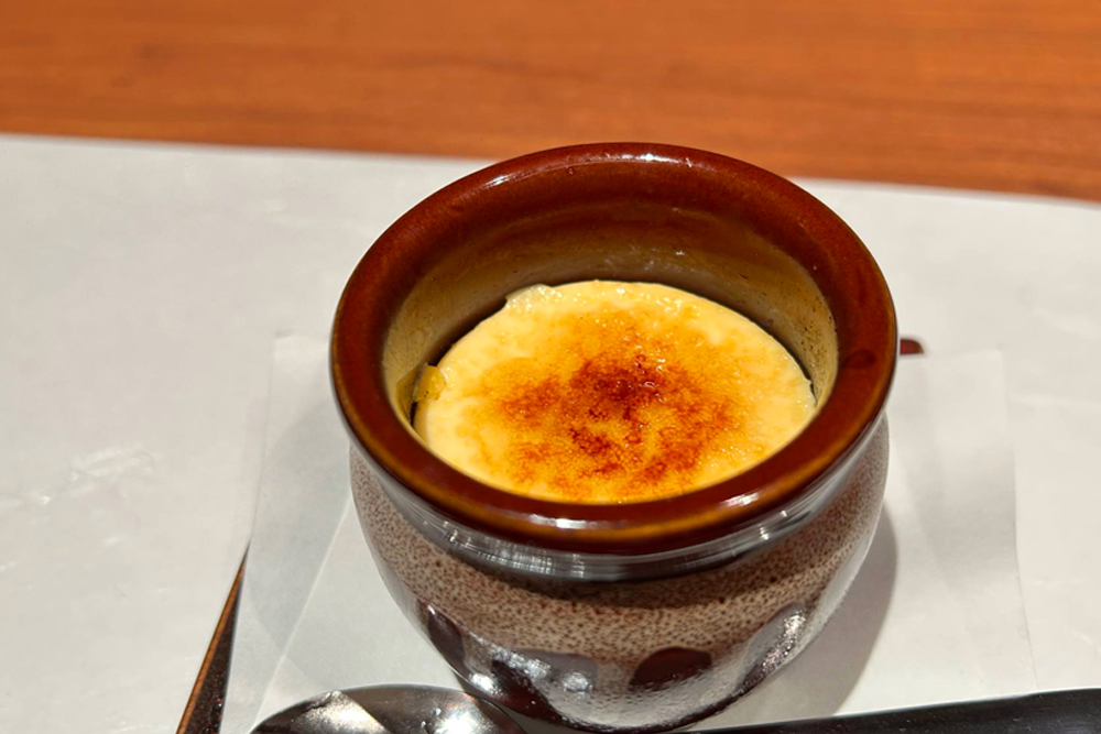 ‟なめらかコーチンプリン“。プリンというよりも濃厚なチーズケーキのようなリッチな味わいが特徴の逸品。名古屋の店舗同様に銀座でもテイクアウト可能になれば、銀座土産の銘品に名を連ねること間違いなしだ