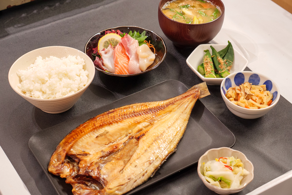 南麻布の人気魚店「白金水産」による初の飲食業態。南麻布店同様、北海道直送の中でも特に羅臼産にこだわった新鮮な魚介料理を提供。ビールも北海道限定“サッポロクラシック”を揃え、夏季限定商品も楽しめる